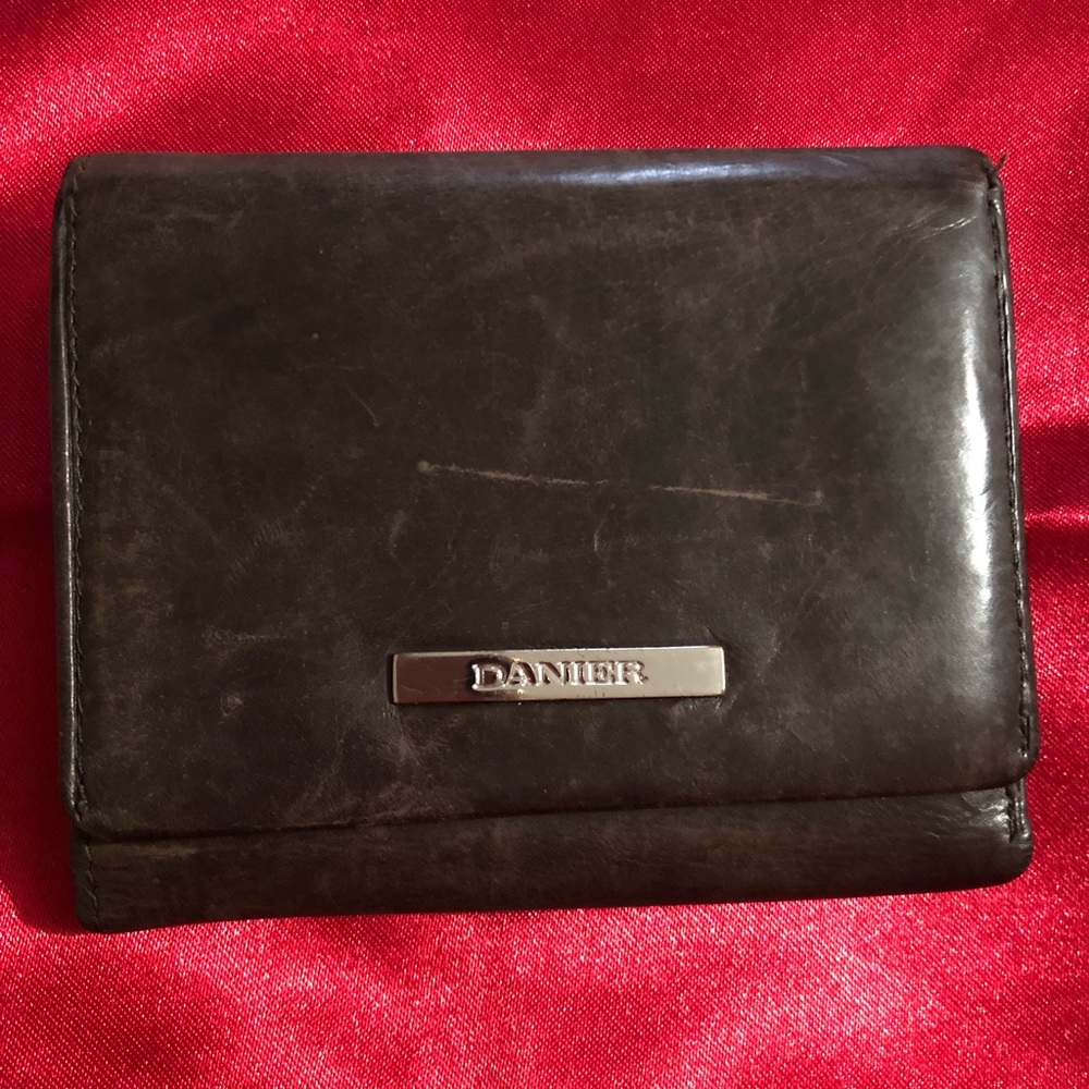 Small wallet satisfying condition